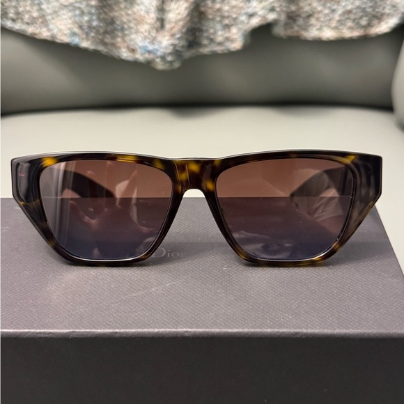 •   Christian Dior Cat-Eye Sunglasses - Picture 1 of 17